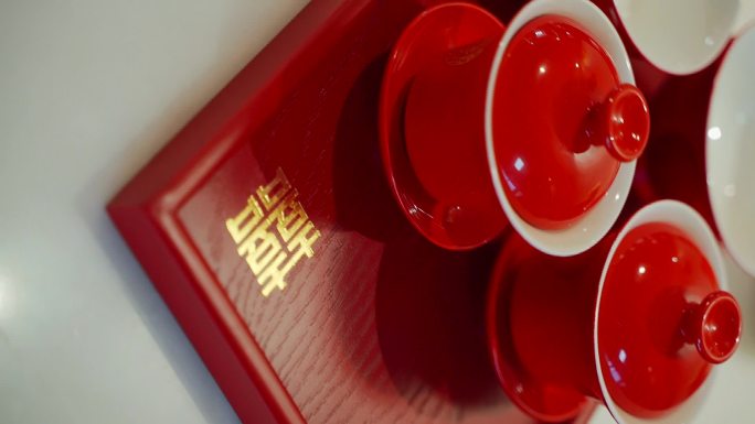 托盘里的红色敬茶茶碗金色喜字