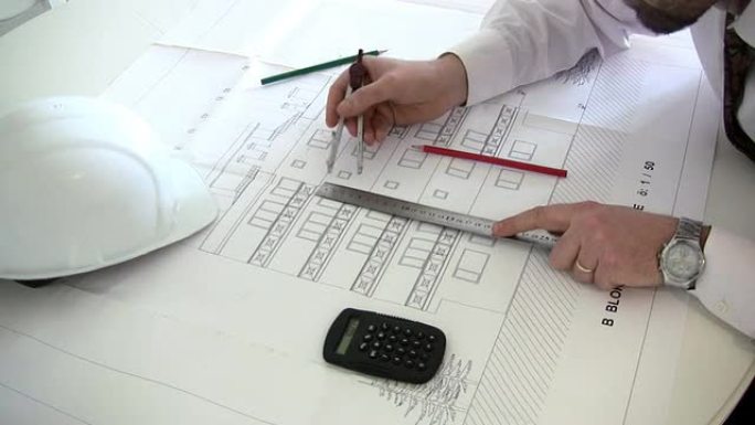 建筑师使用蓝图