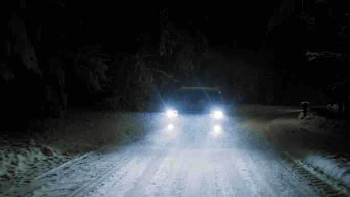 TS汽车在降雪中夜间在下雪的道路上行驶