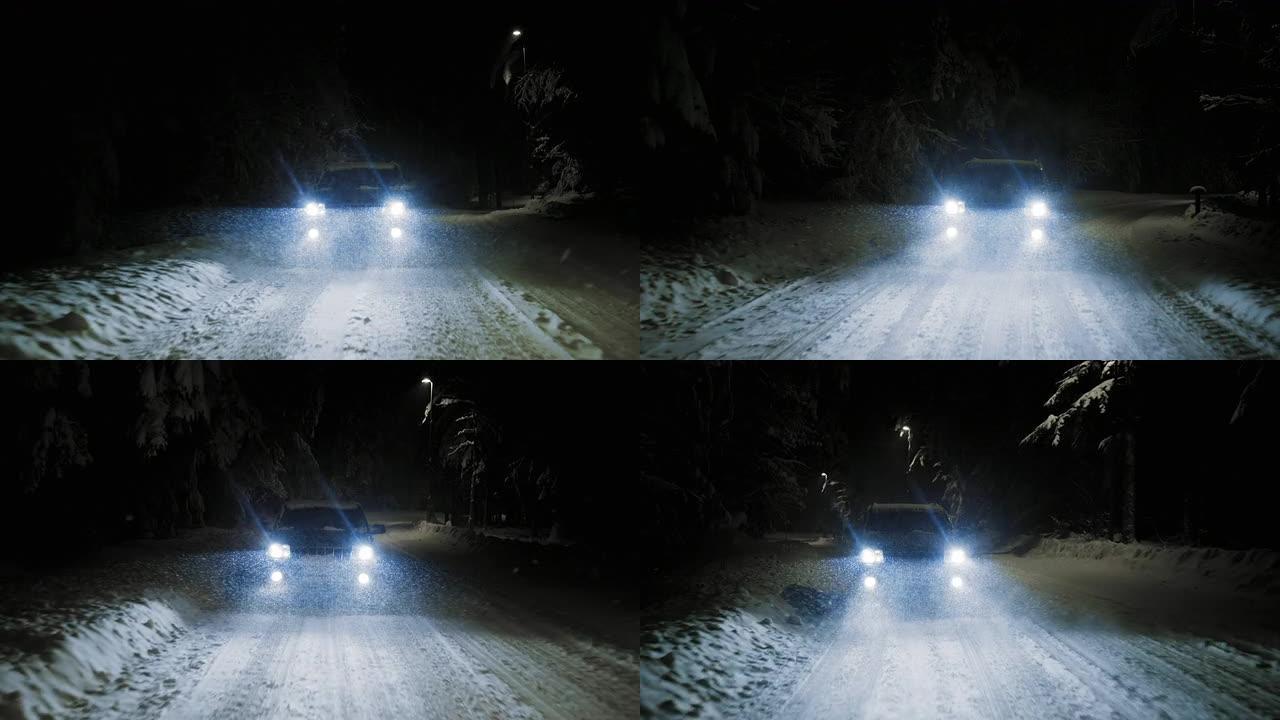 TS汽车在降雪中夜间在下雪的道路上行驶