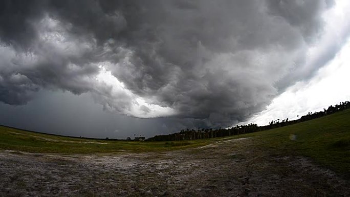 草原上的暴风云的鱼眼时间流逝