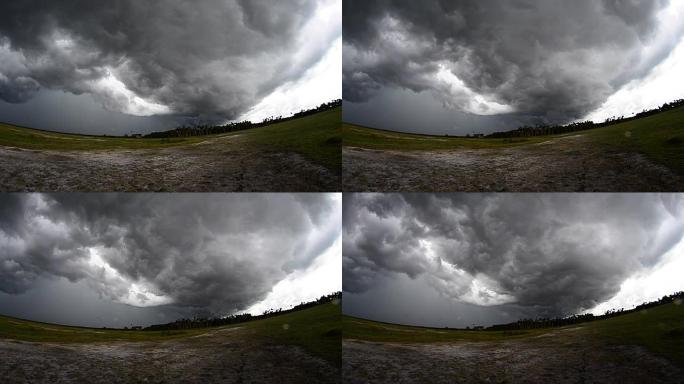 草原上的暴风云的鱼眼时间流逝