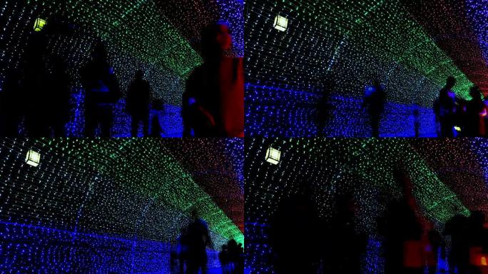 步行人群穿过灯光 “隧道” 01