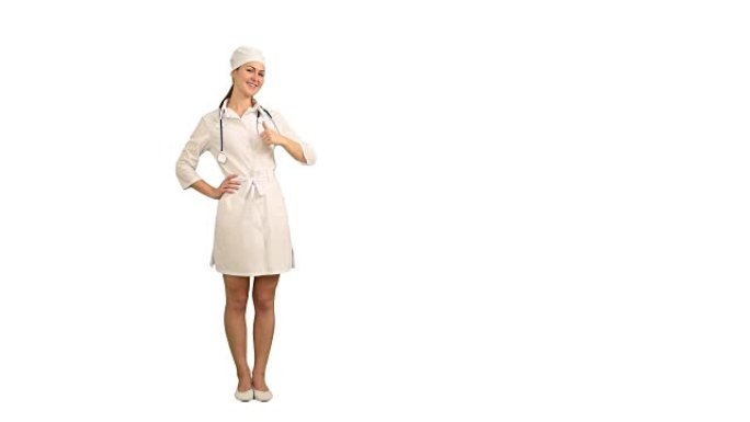 年轻漂亮的护士在白色背景上展示了一个复制空间