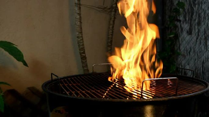 烧烤炉上的木炭火
