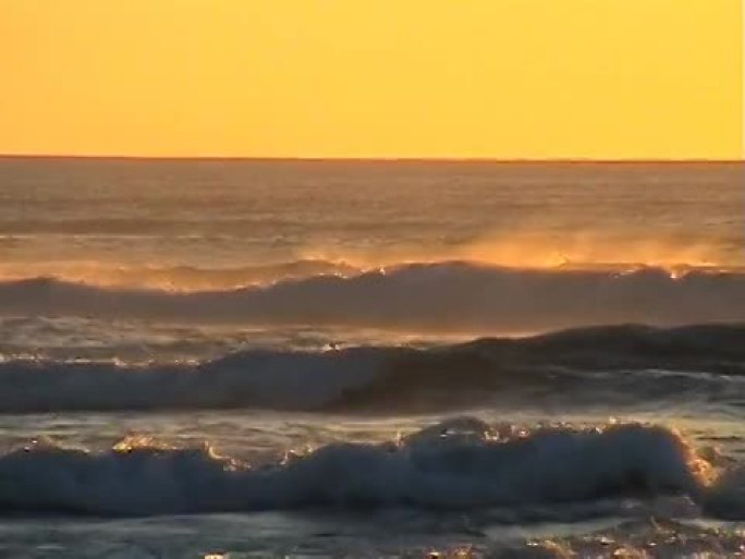 夕阳下的海浪