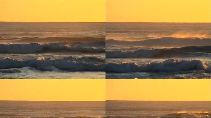 夕阳下的海浪