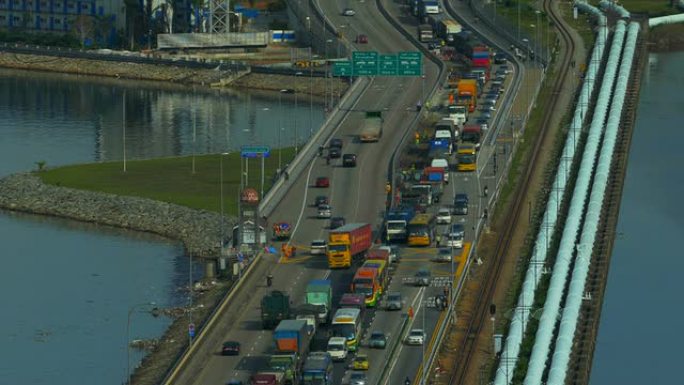 新加坡堤道大桥繁忙交通的特写镜头