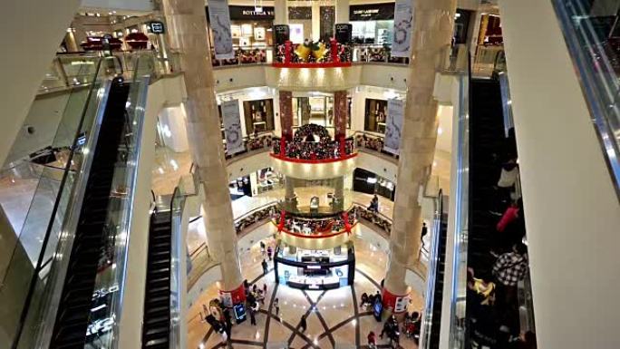 顾客在圣诞节附近的台北101大楼购物，台湾，中国