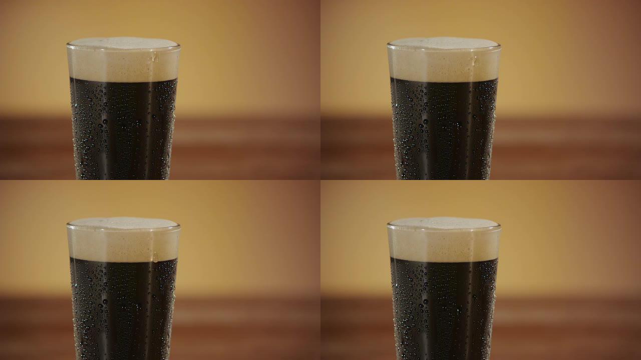 水滴从啤酒中流下