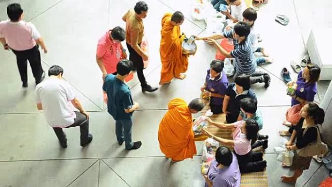 俯视图: 佛教僧侣在新年活动中收集施舍和祭品