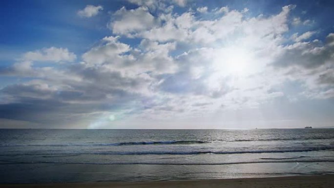 蓝色的海和天空有云彩
