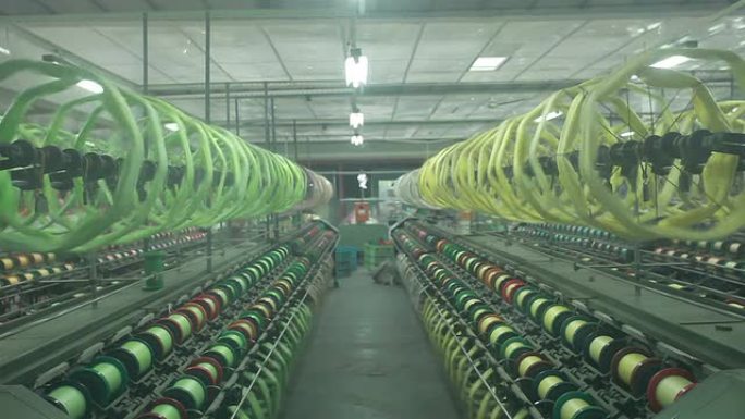 中国纺织厂内部和机器工作场景