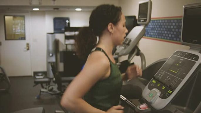 骑自行车在健身室锻炼的女人
