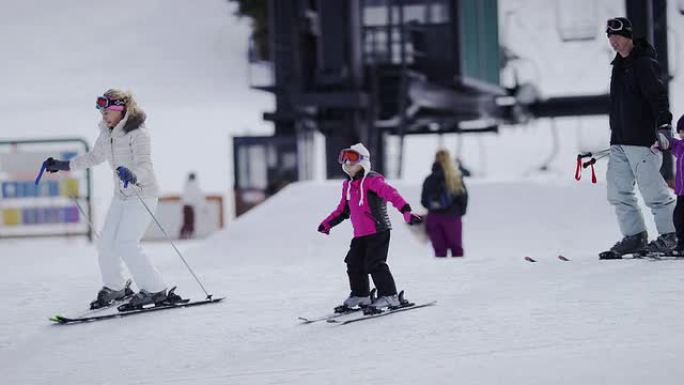 家庭在滑雪胜地滑雪