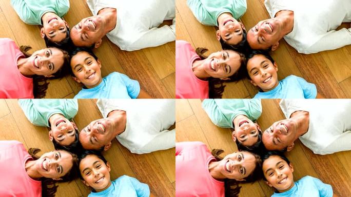 快乐的拉丁美洲家庭在家里