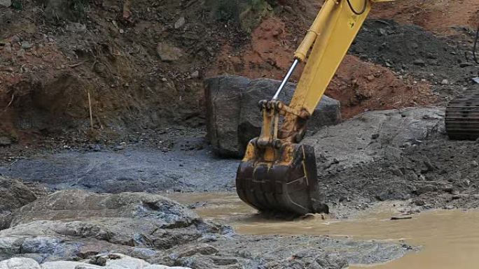 挖掘机在工作建设施工工地疏通河道特写镜头