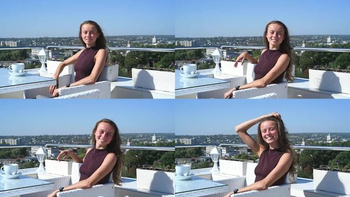 咖啡馆或餐厅露天阳台上的快乐女孩