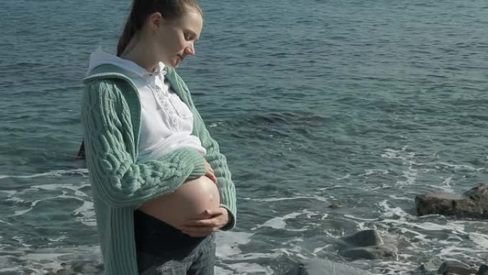 孕妇在海边的新鲜空气中放松
