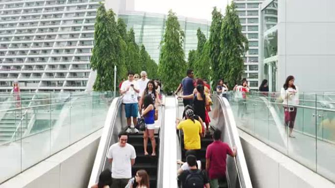 新加坡使用自动扶梯的人
