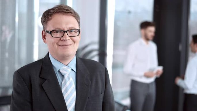 首席执行官在会议室的SLO MO DS肖像