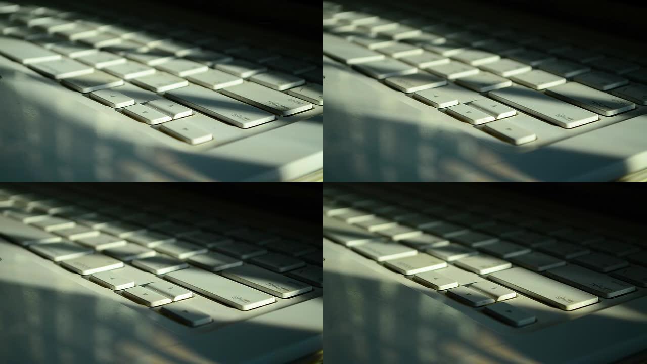 时间流逝：笔记本电脑键盘，阳光来自窗户