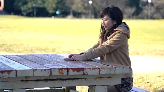 日本年轻女子站在长凳上