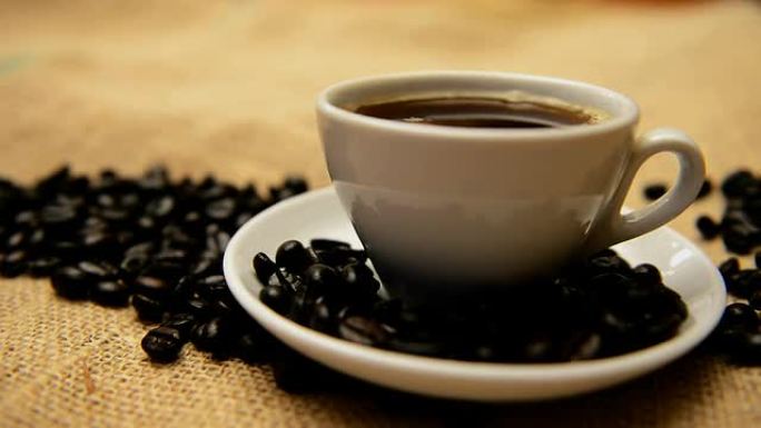 袋子上的黑咖啡豆