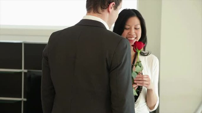 男人把玫瑰送给女人。