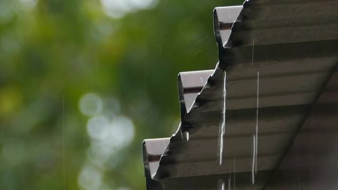 雨水落在铝制屋顶上