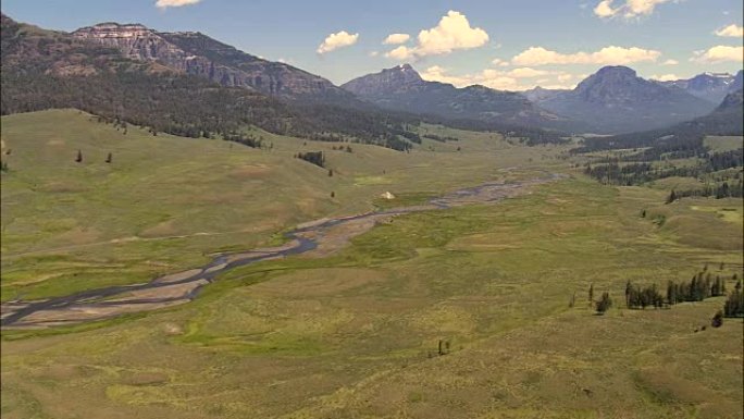 苏打比尤特溪上空飞行-鸟瞰图-蒙大拿州，帕克县，美国