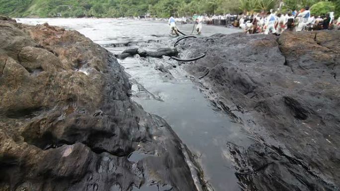 泰国志愿者清理海湾漏油事件：时间流逝