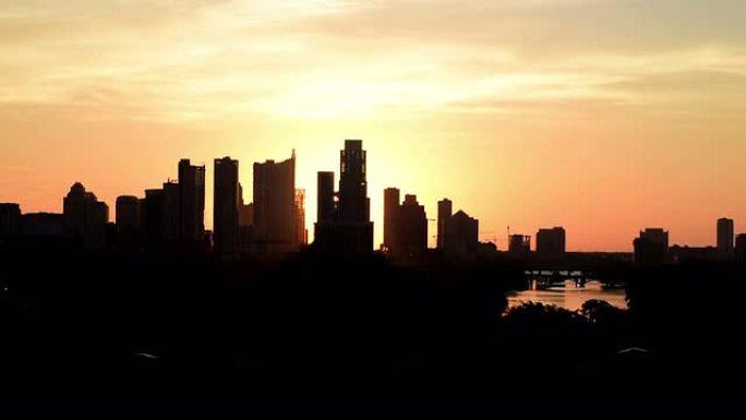 金色的日出在市中心奥斯汀德克萨斯剪影早晨齐尔克公园俱乐部会所俯瞰。