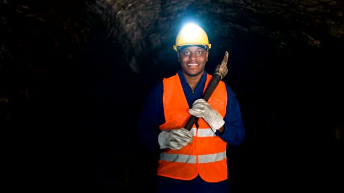 在地下矿山工作的快乐矿工