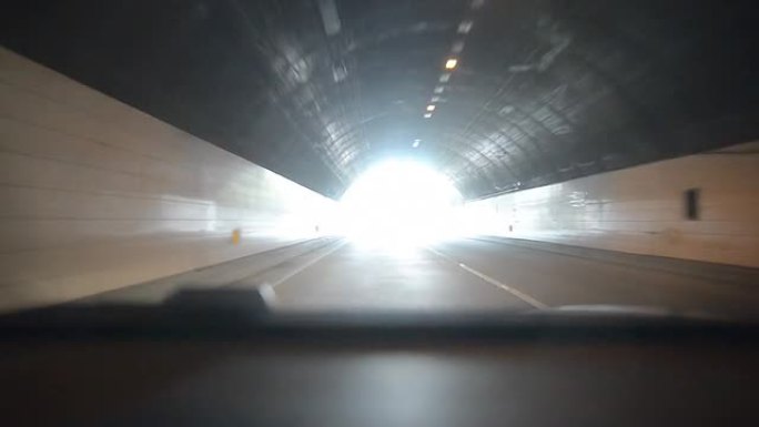 汽车穿过隧道汽车穿过隧道