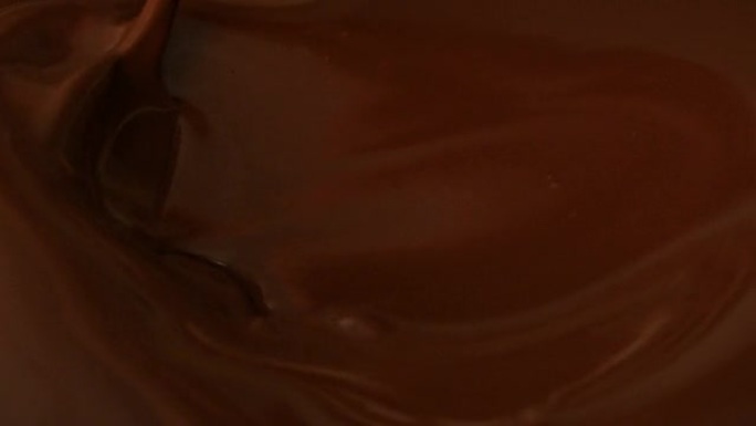 勺子在融化的巧克力中移动
