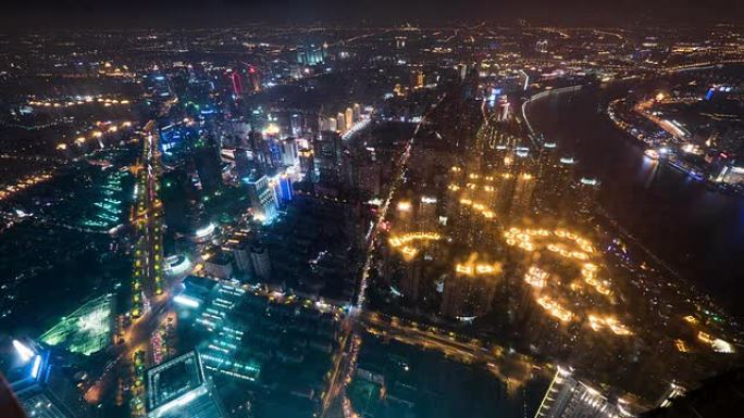 全景天际线，建筑物和夜间上海的交通，时间流逝。
