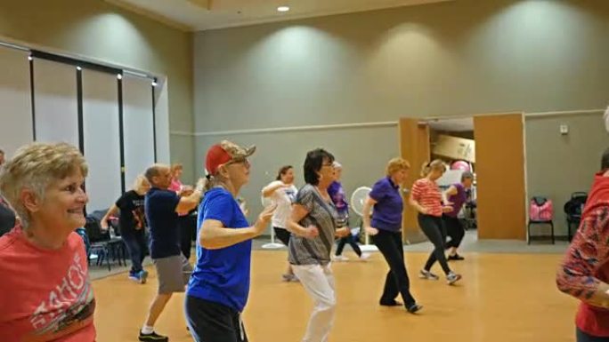 健康活跃的老年人在运动课上跳舞