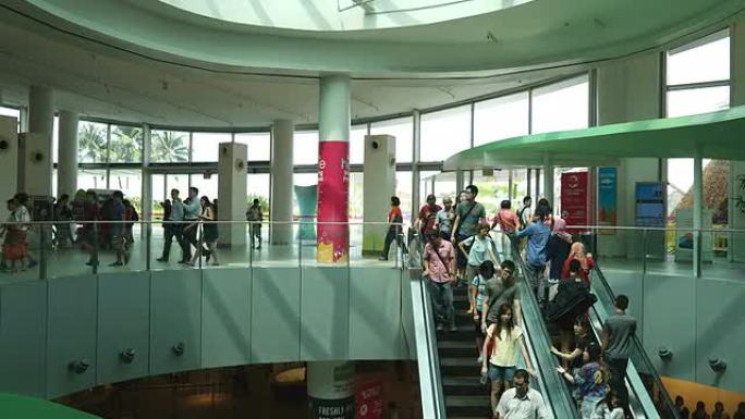 新加坡购物中心自动扶梯上的高清延时拥挤人群