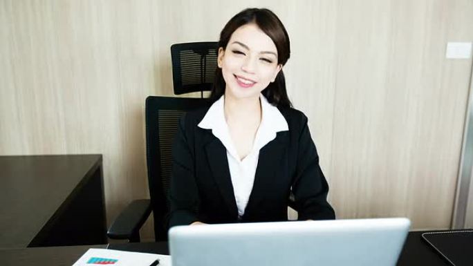快乐的商业女人微笑着