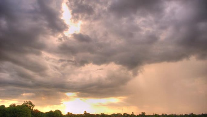 日落时的雨云 (HDR)