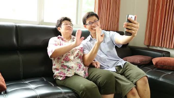 与家人面对面交流老人视频通话居家远程手机