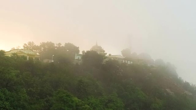 缅甸Kyaikhtiyo日出后有雾的景观山
