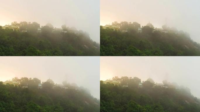缅甸Kyaikhtiyo日出后有雾的景观山