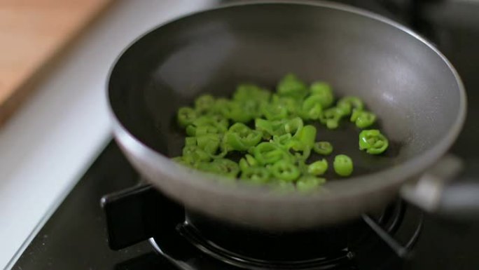 在锅里烹饪蔬菜在锅里烹饪蔬菜