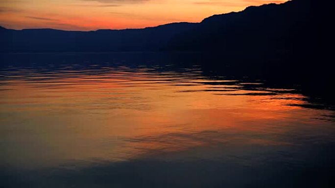 黄昏时的Towada湖