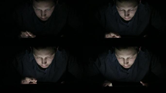 黑暗中的人使用数字平板电脑