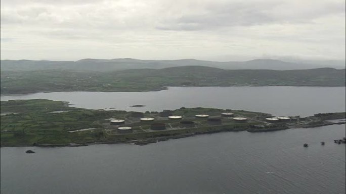 惠迪岛油库上空飞行-鸟瞰图-明斯特，直升机拍摄，空中视频，cineflex，建立镜头，爱尔兰