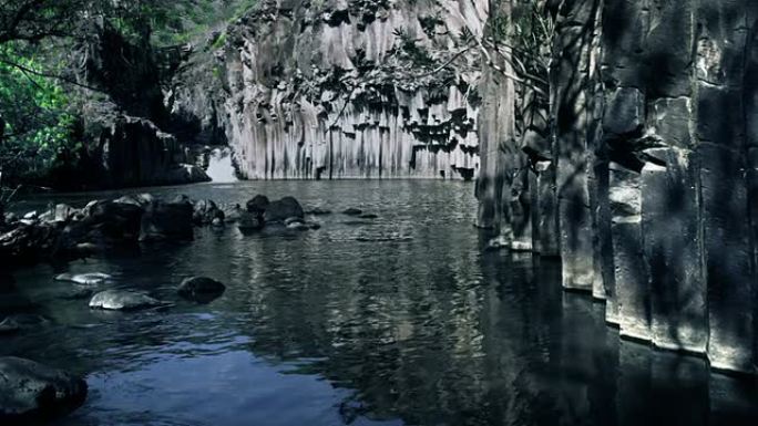 虚幻之湖石头山山水风景大自然景区