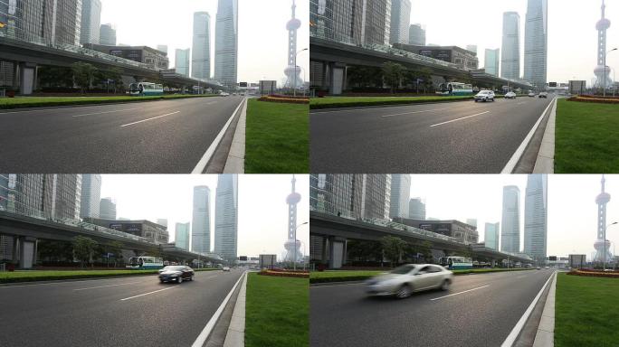 现代城市街道繁忙的交通和城市景观